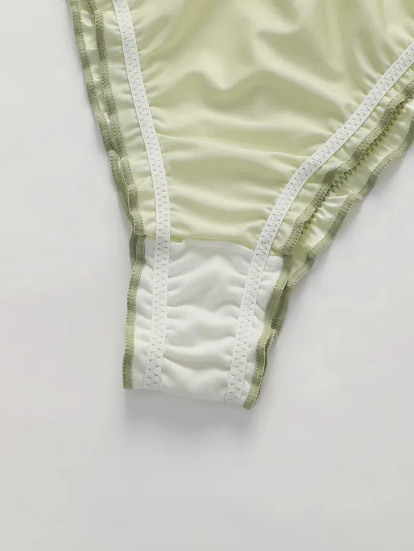 2 Sets Damen Satin-Dreieck-Dessous-Set, kabelloser BH mit Vorderverschluss und Rüschenbesatz, weicher, bequemer BH und Höschen-Set für den Alltag