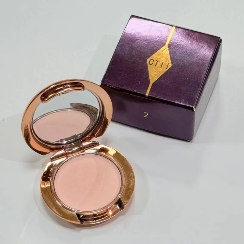 Charlotte Tilbury Cosmetics Flawless Liquid Highlighter hidrata a pele Paleta luxuosa com acabamentos metálicos brilhantes e acetinados