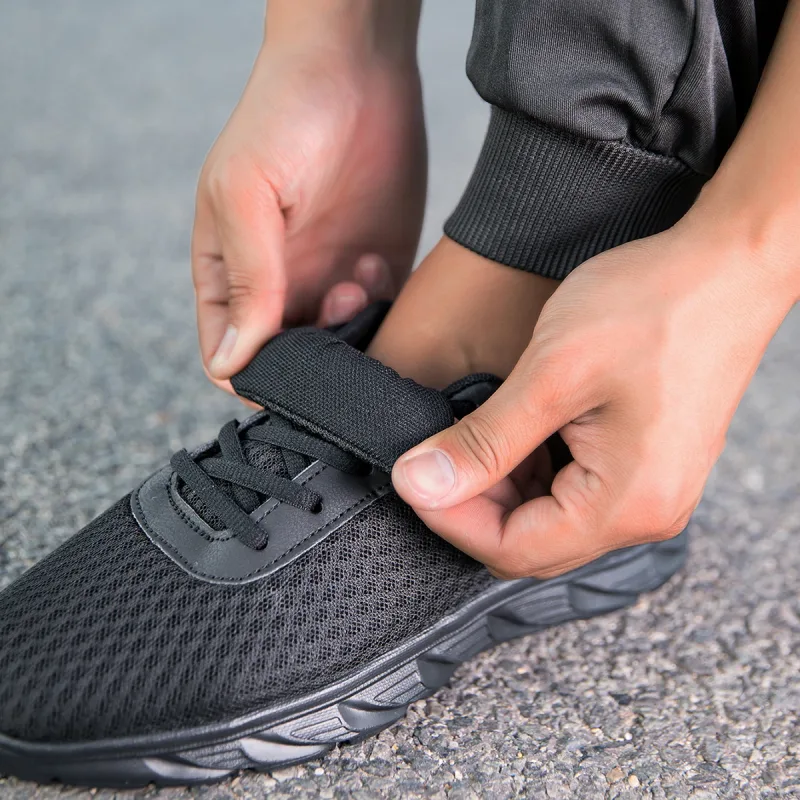 Zapatos atléticos negros sólidos para hombre, parte superior de malla hueca, suela ligera antideslizante, entrenamiento para trotar, calzado deportivo informal para viajes diarios al aire libre — image 6