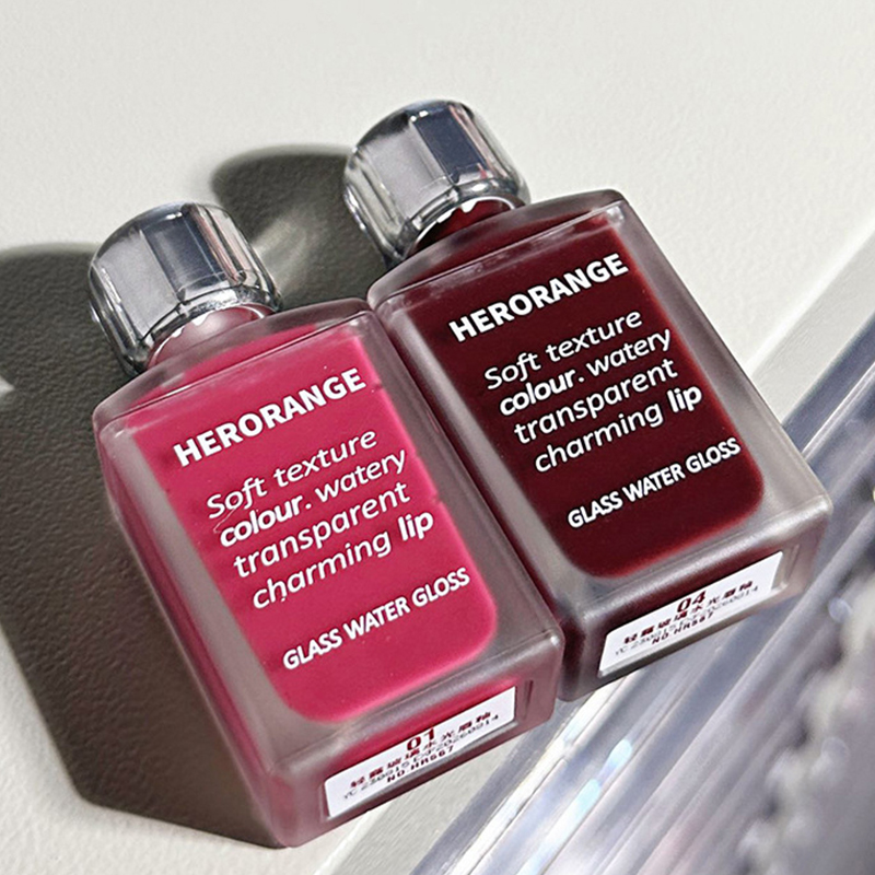 Lekki, szklany lakier do ust - Formuła nawilżająca i lustrzany połysk; Odporny na rozmazywanie, długotrwały i rozjaśniający skórę