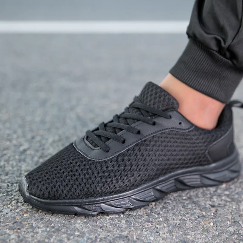 Zapatos atléticos negros sólidos para hombre, parte superior de malla hueca, suela ligera antideslizante, entrenamiento para trotar, calzado deportivo informal para viajes diarios al aire libre