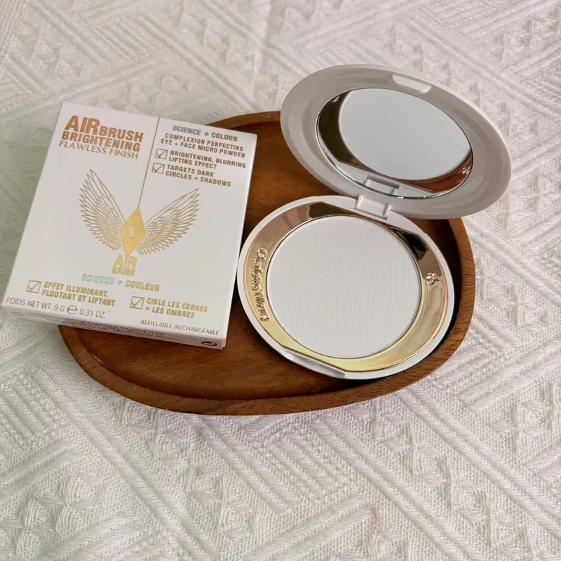 Charlotte Tilbury Cosmetics Flawless Liquid Highlighter hidrata a pele Paleta luxuosa com acabamentos metálicos brilhantes e acetinados — image 14
