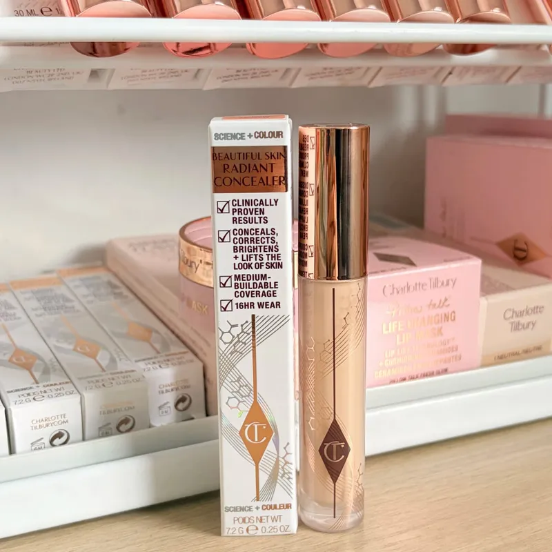 Yayasan Penyerlah Charlotte Tilbury CT Tekstur Berterusan Penyamar Menghidrat Mekap Mencerahkan Serbuk Padat