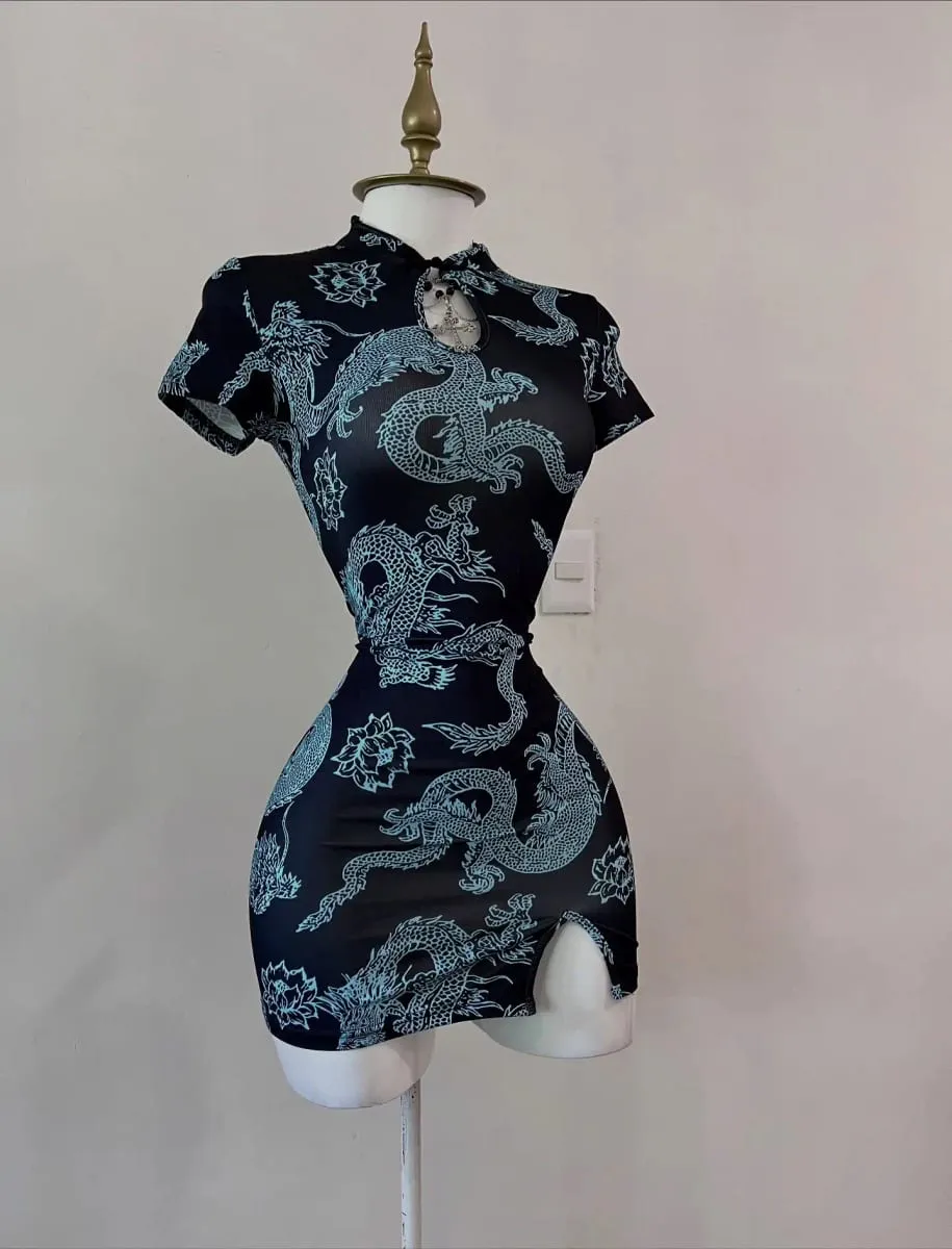 Styl narodowy w stylu trendu ze smokiem Ulepszony qipao, stójka z krótkim rękawem i seksowną, rozciętą krótką spódniczką zapinaną na guziki