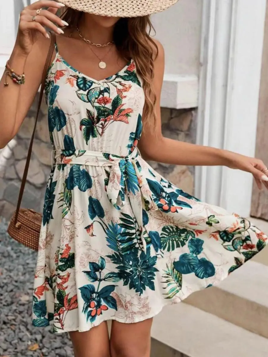 Damska sukienka z paskiem w stylu boho, odpowiednia na wakacje i zajęcia na świeżym powietrzu, wygodna i modna.