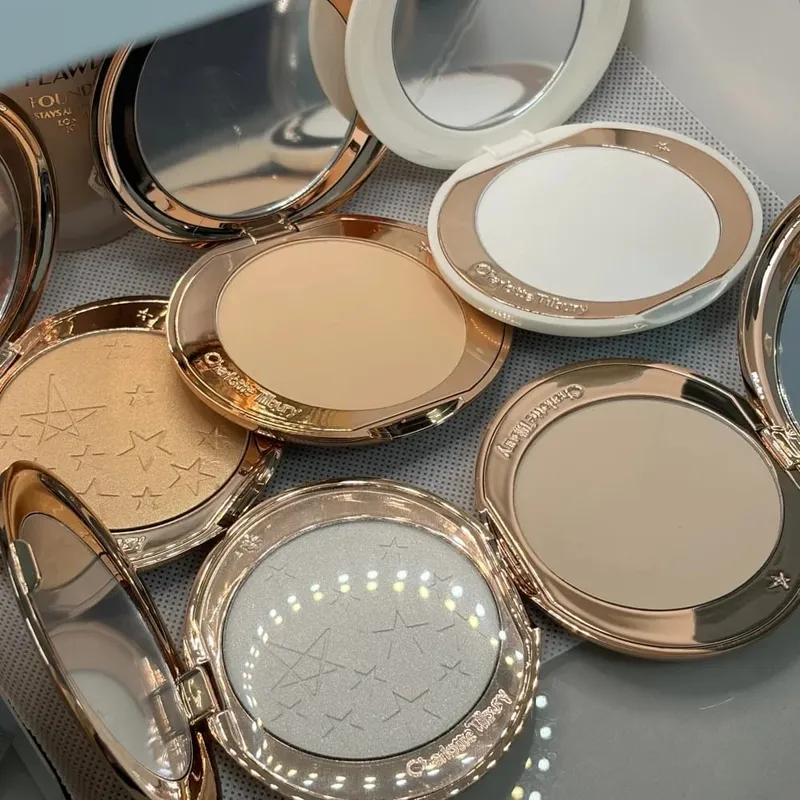 Serbuk Berus Udara Charlotte Tilbury Mengaburkan Tak Berliang&Penyerlah Hadiah Solekan Bercahaya Bercahaya Tahan Lama Fokus Lembut Bercahaya — image 3