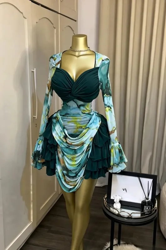 CM.YAYA Kobiety Tie Dye Print Kaskadowe falbany Bell Z długim rękawem Bodycon Ruched Drapowana sukienka z dekoltem w kształcie litery V Wakacje Plaża Sukienki wakacyjne