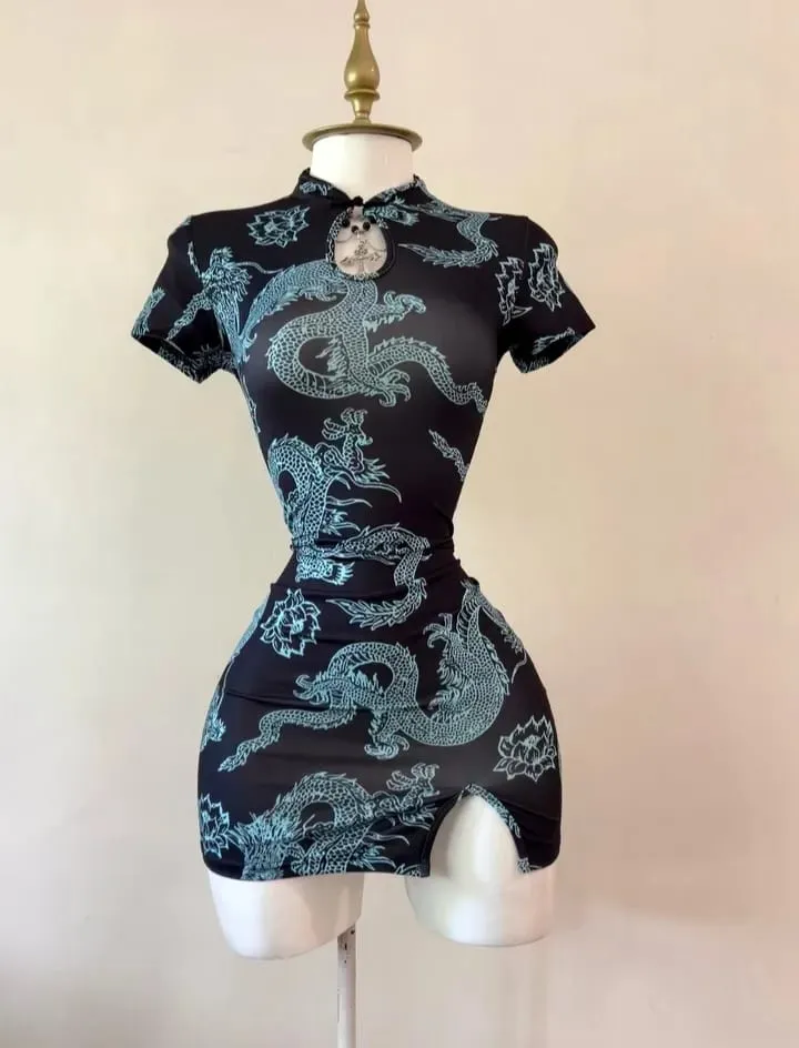 Styl narodowy w stylu trendu ze smokiem Ulepszony qipao, stójka z krótkim rękawem i seksowną, rozciętą krótką spódniczką zapinaną na guziki