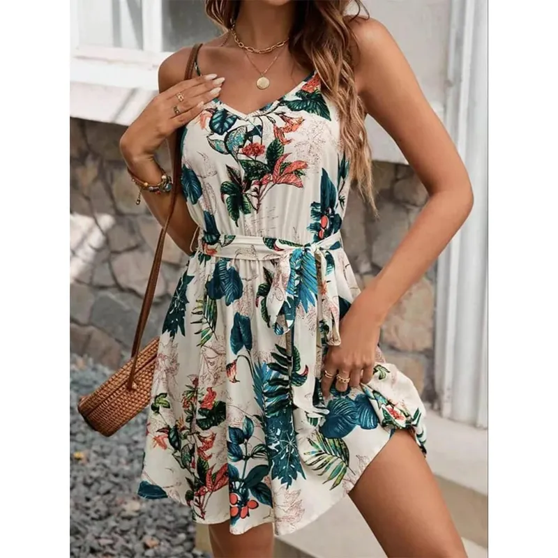 Damska sukienka z paskiem w stylu boho, odpowiednia na wakacje i zajęcia na świeżym powietrzu, wygodna i modna.