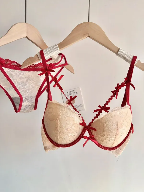セクシーな Women Red Lace Bridal Lingerie Set Bowknot Push Up Bra Panty Small Bust Pure Style Wedding Party Intimate Underwear 32-38