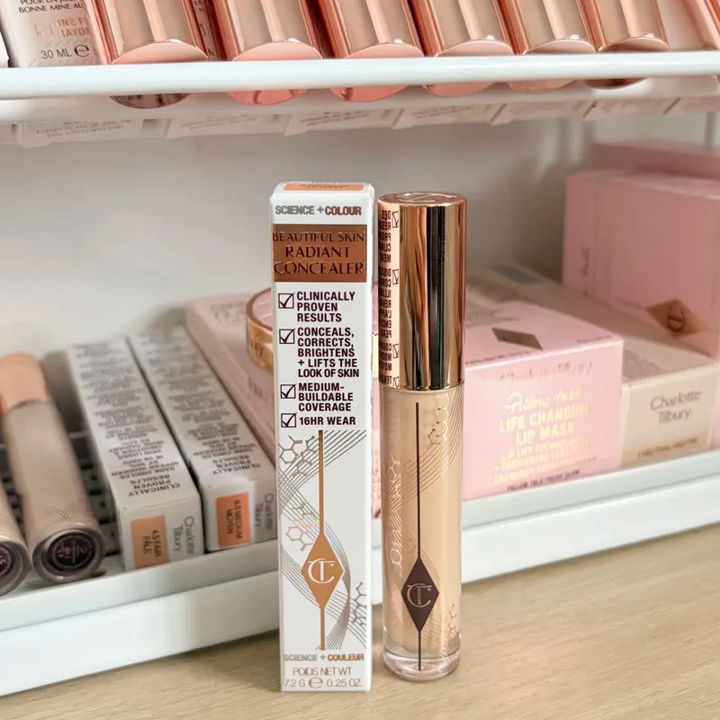 Yayasan Penyerlah Charlotte Tilbury CT Tekstur Berterusan Penyamar Menghidrat Mekap Mencerahkan Serbuk Padat