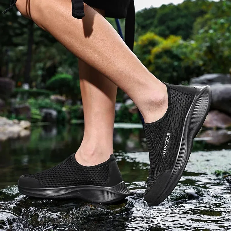 Comfortable and stylish running shoes outdoor sports shoes couple shoes running fitness leisure and casual walking shoes.