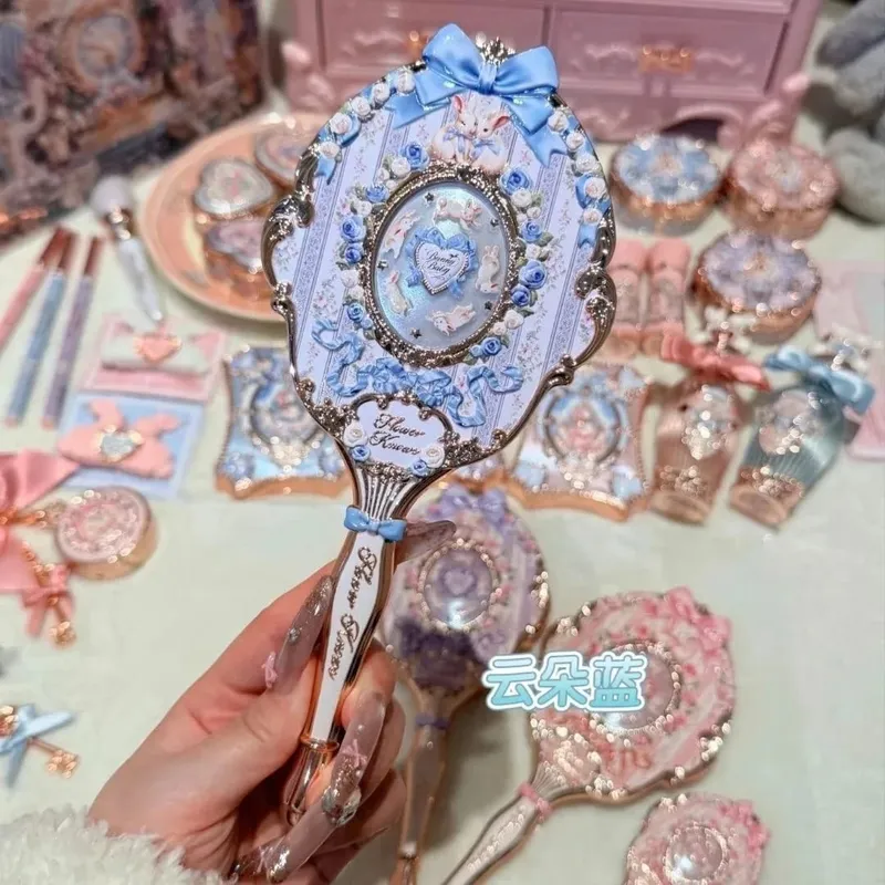Flower Knows Handhållen sminkspegel Midsommarnatt Jordgubbe Cupid Bunny Trädgårdsreliefmönster Begränsad färg Makeup Tool Kit — image 12