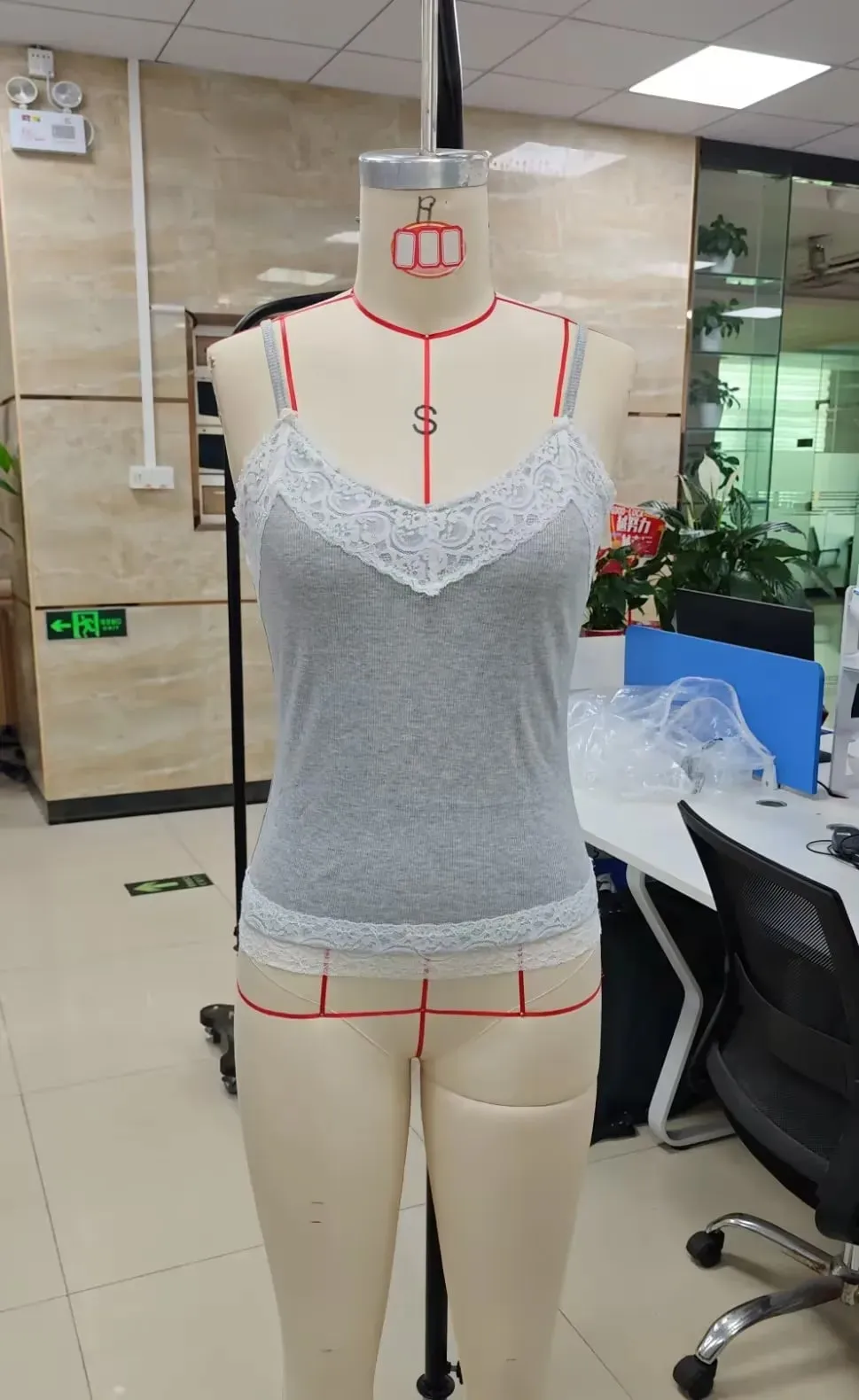 Lace Tank Top for Women V Neck Floral Lacy Trim Crop Cami Teen Girls Y2K Slim Fit Spaghetti Strap Going Out Tops — image 7