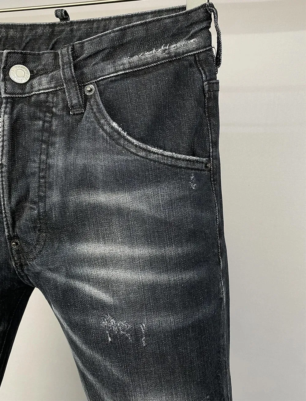 Jeans Pria Gaya Desain Eropa Baru Celana Panjang Keren Kancing Ramping Lubang Saku Lurus Celana Jeans D2 Kualitas Terbaik Hitam 981 — image 4