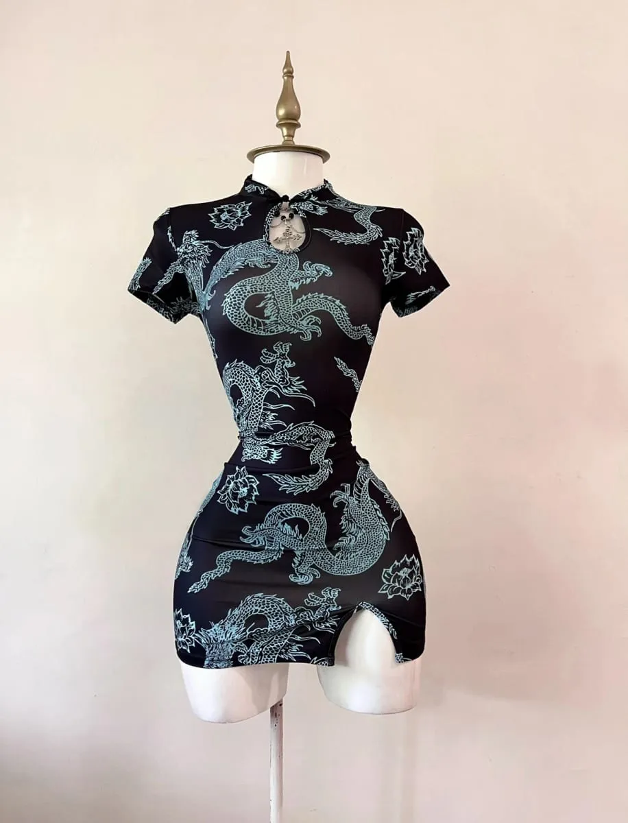 Styl narodowy w stylu trendu ze smokiem Ulepszony qipao, stójka z krótkim rękawem i seksowną, rozciętą krótką spódniczką zapinaną na guziki