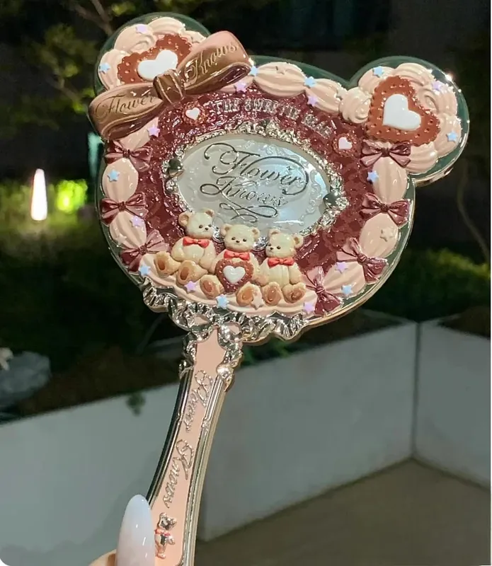 Flower Knows Handhållen sminkspegel Midsommarnatt Jordgubbe Cupid Bunny Trädgårdsreliefmönster Begränsad färg Makeup Tool Kit — image 10
