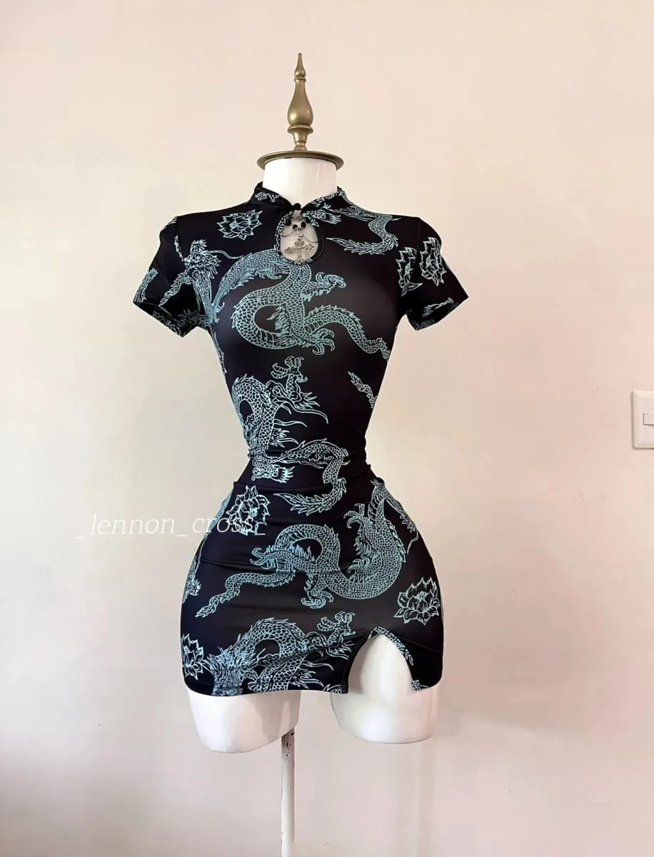 Styl narodowy w stylu trendu ze smokiem Ulepszony qipao, stójka z krótkim rękawem i seksowną, rozciętą krótką spódniczką zapinaną na guziki