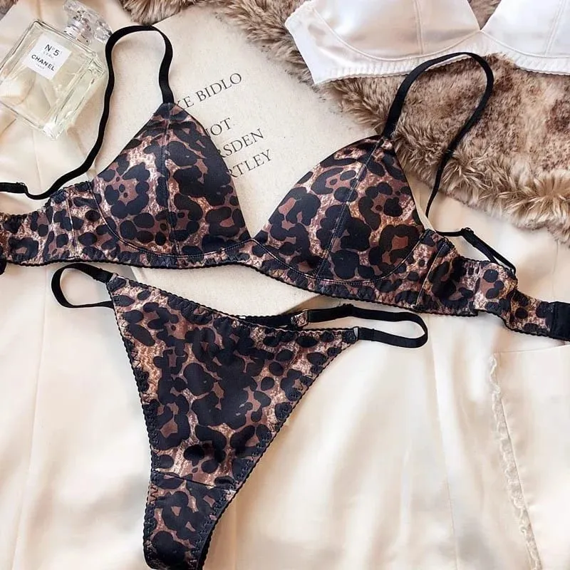 Women Sexy Lingerie Hot Underwear Triangular Cup Bra Set Small Chest Top Support Bra Comfortable Push Up Bra Breathable Seamless