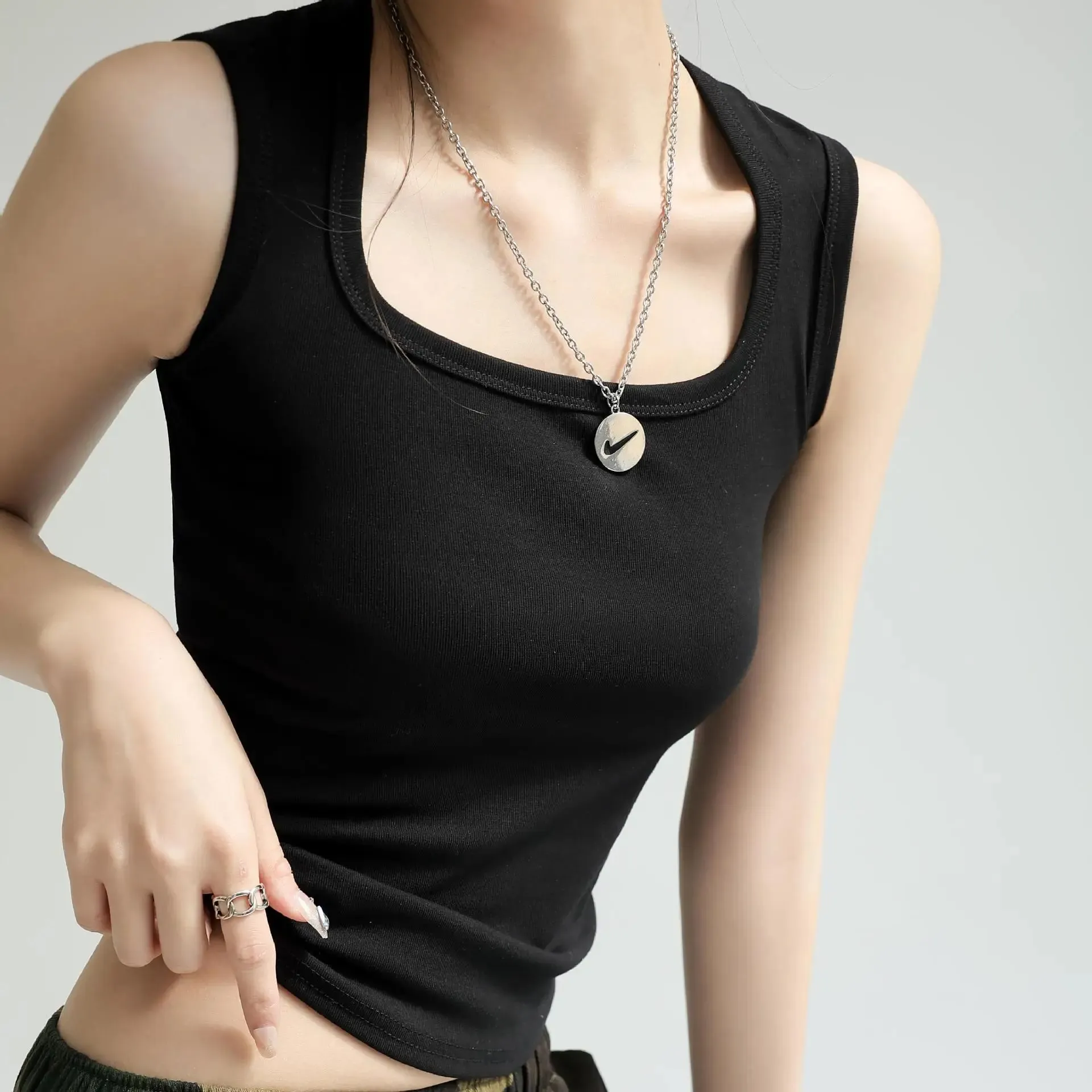 Women's Solid Color Wide Strap U-Neck Sleeveless Tank Top Summer Slim Fit Casual Basic Inner Wear Streetwear Vest