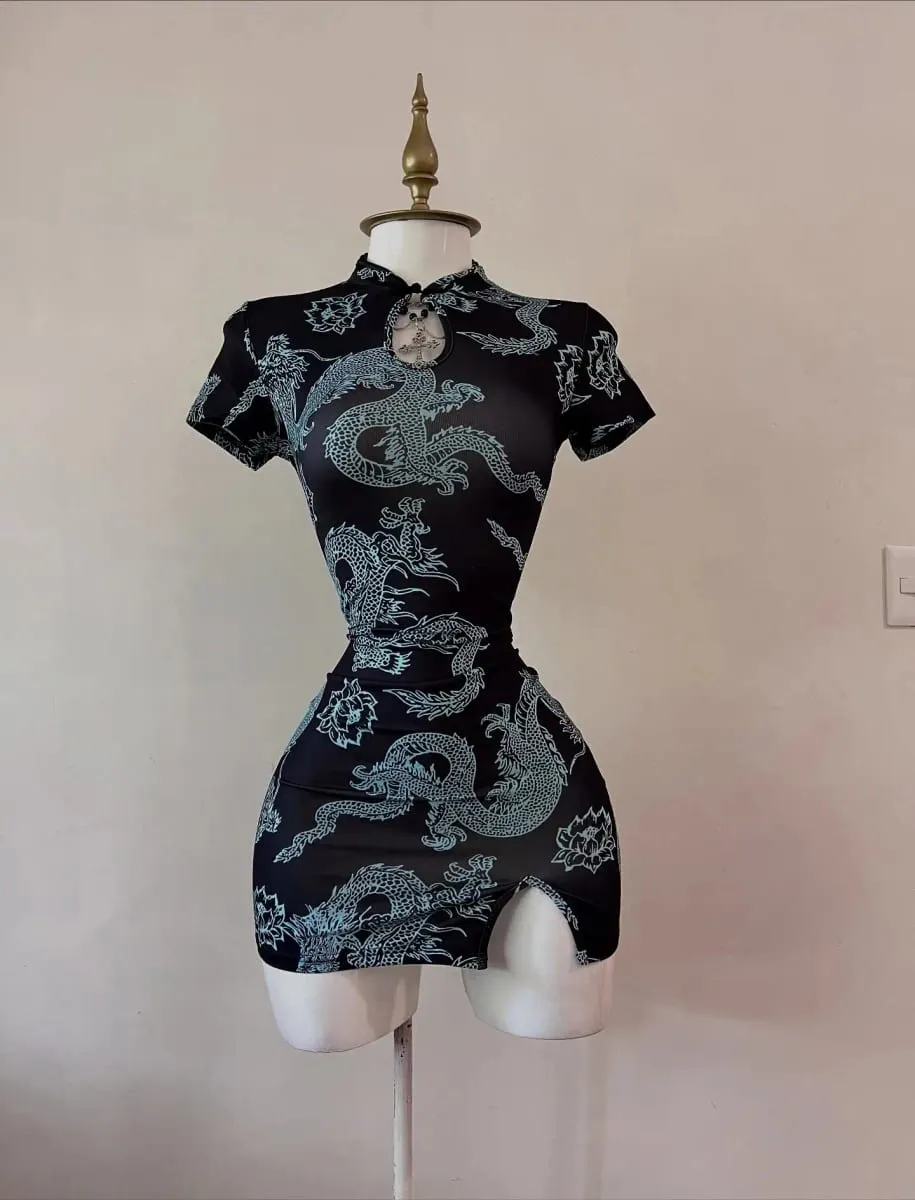 Styl narodowy w stylu trendu ze smokiem Ulepszony qipao, stójka z krótkim rękawem i seksowną, rozciętą krótką spódniczką zapinaną na guziki