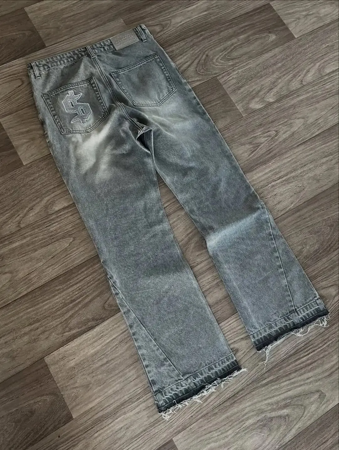 2026 Hot Sell Men Washed Grey Dollar Embroidery Vintage Style Straight Leg Denim Jeans with Frayed Hem Casual Streetwear Trendy