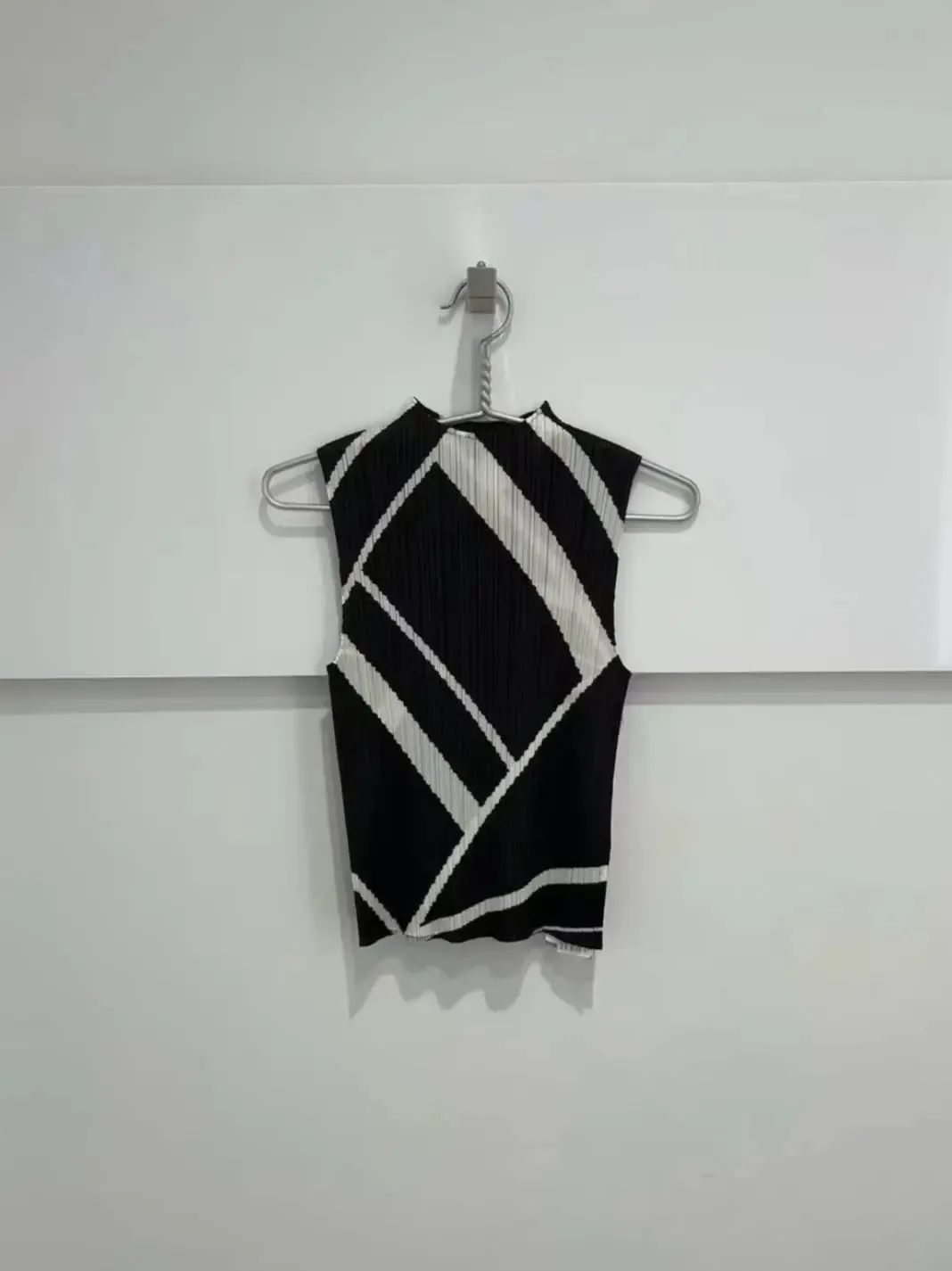 Miyake Pleated Top Women Sleeveless Geometric Black White Vest 2026 Summer High Neck Slim Casual Elegant Trendy New Hot Fit