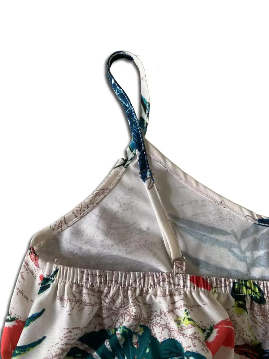 Damska sukienka z paskiem w stylu boho, odpowiednia na wakacje i zajęcia na świeżym powietrzu, wygodna i modna.