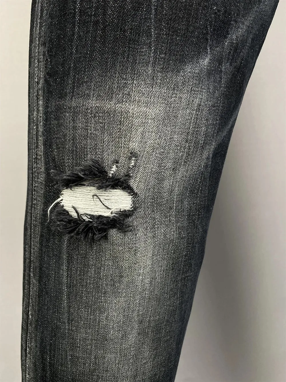 Jeans Pria Gaya Desain Eropa Baru Celana Panjang Keren Kancing Ramping Lubang Saku Lurus Celana Jeans D2 Kualitas Terbaik Hitam 981 — image 5