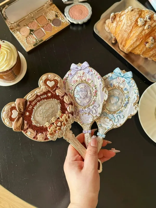 Flor sabe espelho de maquiagem portátil almofada de ar pente todas as séries padrão de relevo kit de ferramentas de maquiagem de cor limitada — image 2