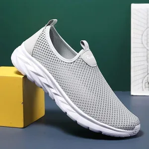 Nye sneakers til mænd Slip on Casual sko åndbart mesh udendørs skridsikker sportssko Letvægts behagelige sko til mænd