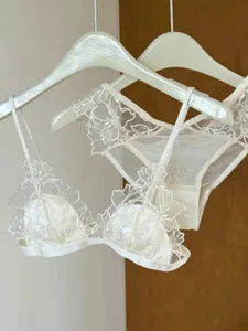 Bralette de encaje bordado francés, sujetador de copa triangular inalámbrico para mujer, conjunto de ropa interior elegante, correas finas, cubierta de pecho pequeña MOYISU